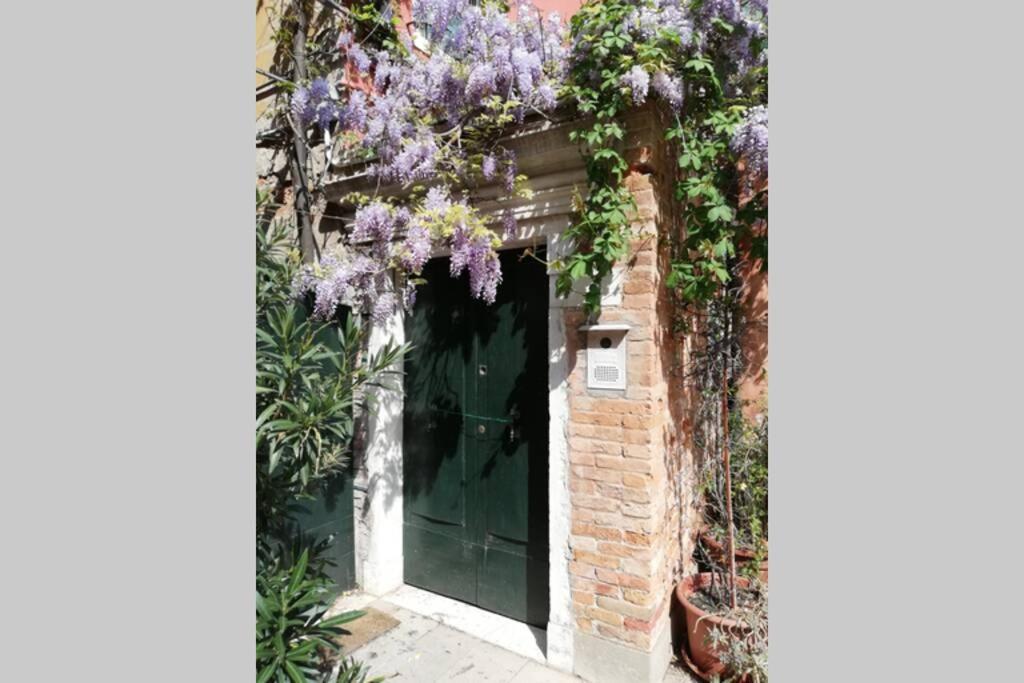 Zattere Cottage Close To Guggenheim Венеция Екстериор снимка