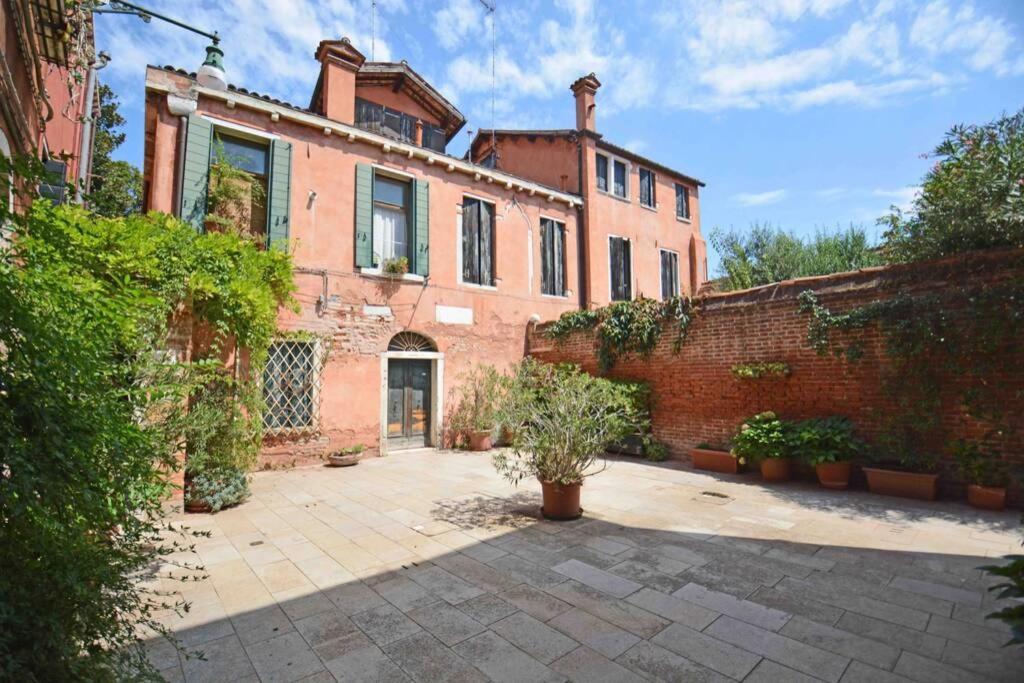 Zattere Cottage Close To Guggenheim Венеция Екстериор снимка