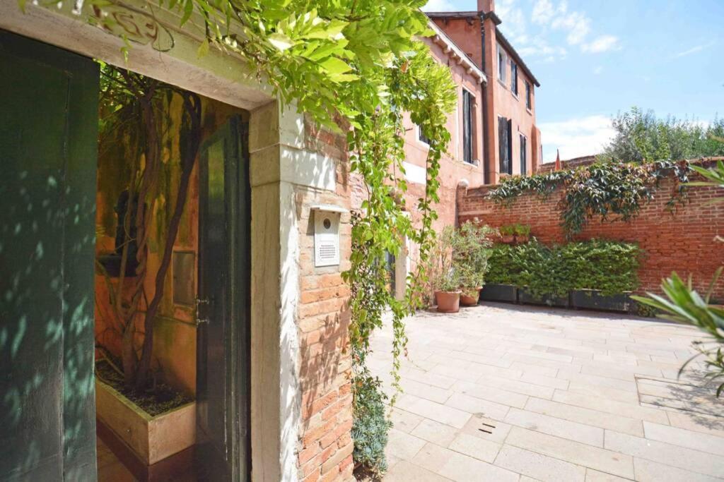 Zattere Cottage Close To Guggenheim Венеция Екстериор снимка